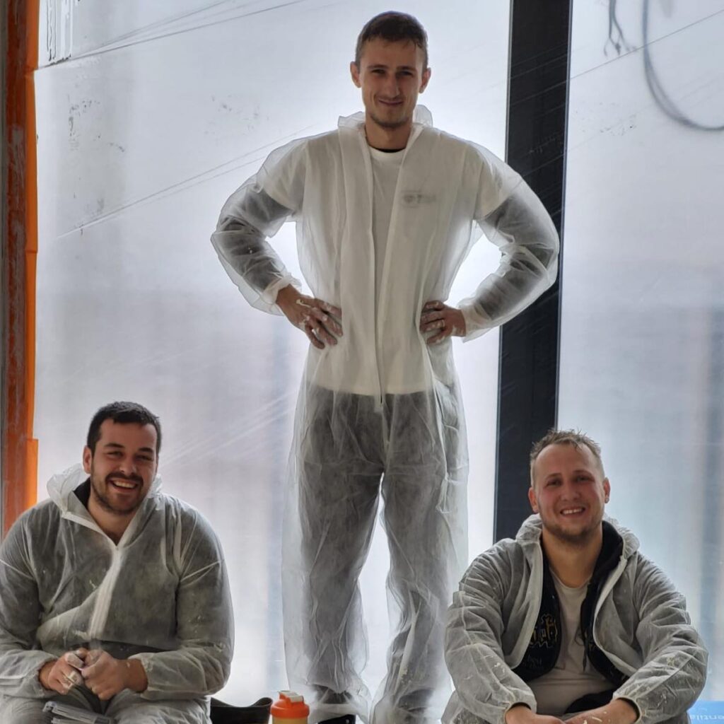 Traja montážníci lokálnych rekuperácií